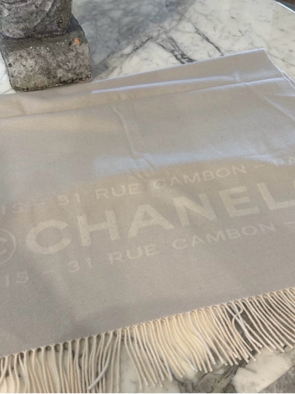 CHANEL Cashmere Scarf Shawl grey/white CC Logo Rue Cambon Paris Fringe